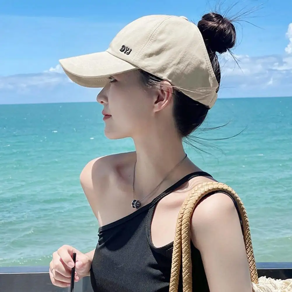 

Женская бейсбольная кепка с длинными полями и вышивкой