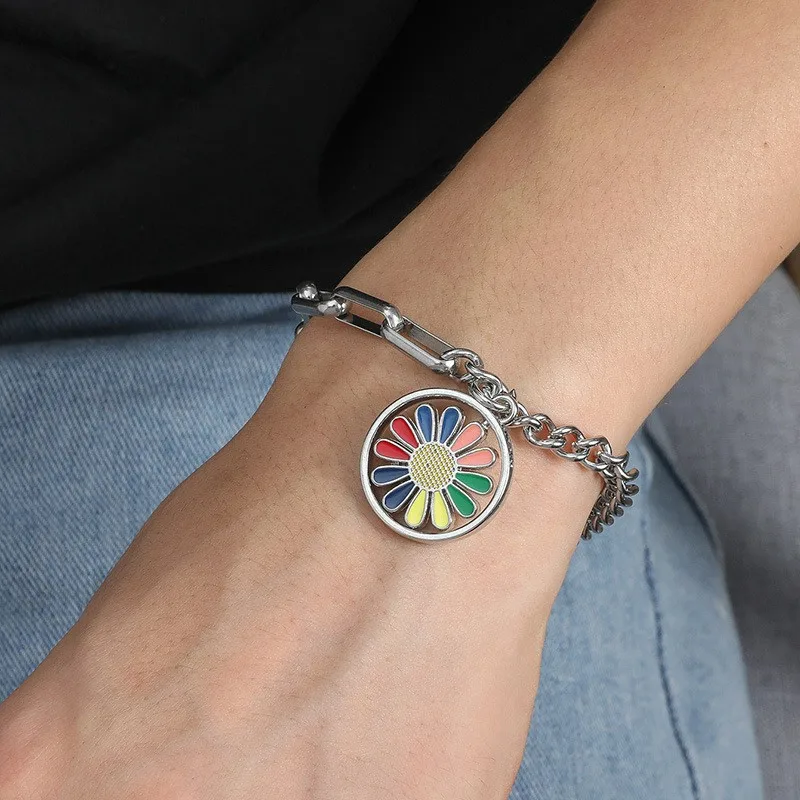 

Hip Hop Titanium Steel Rotatable Double-sided Colorful Small Daisy Pendant Bracelet Hand Accessories for Women Jewelry Gifts