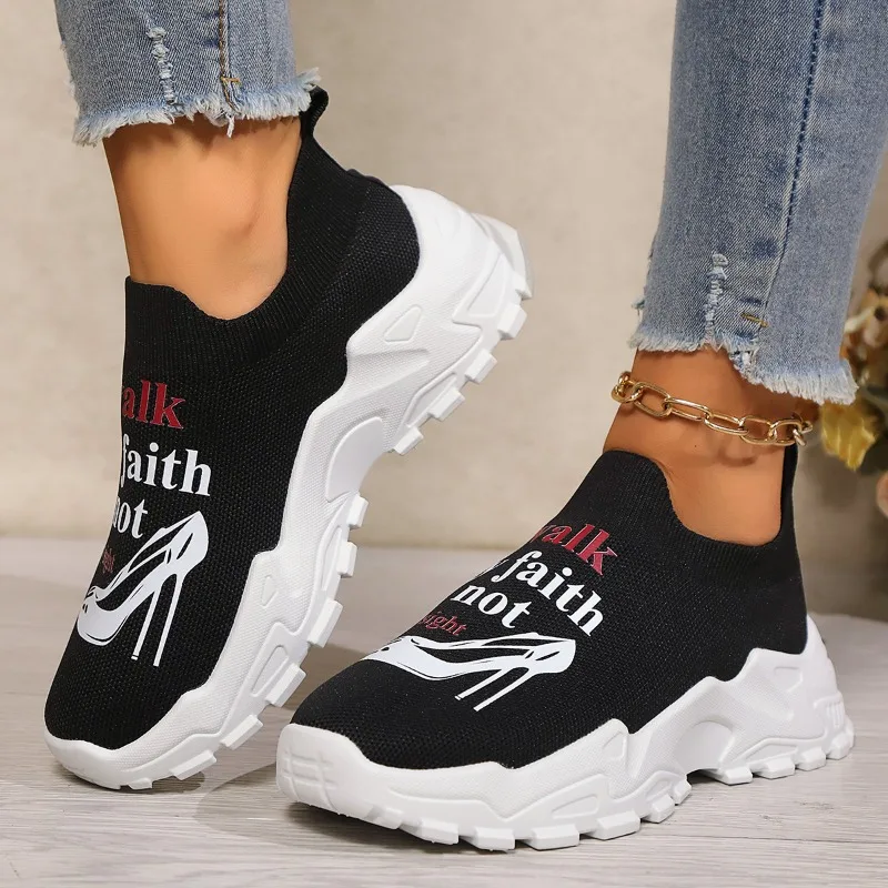 Женские кроссовки с буквенным принтом спортивные дышащие белого цвета на