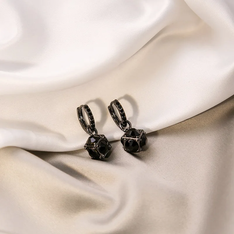 

Крутые женские серьги в виде игральных костей с черным Цирконом, модные серьги в стиле панк 2023, ювелирные изделия для молодых девушек, аксес...