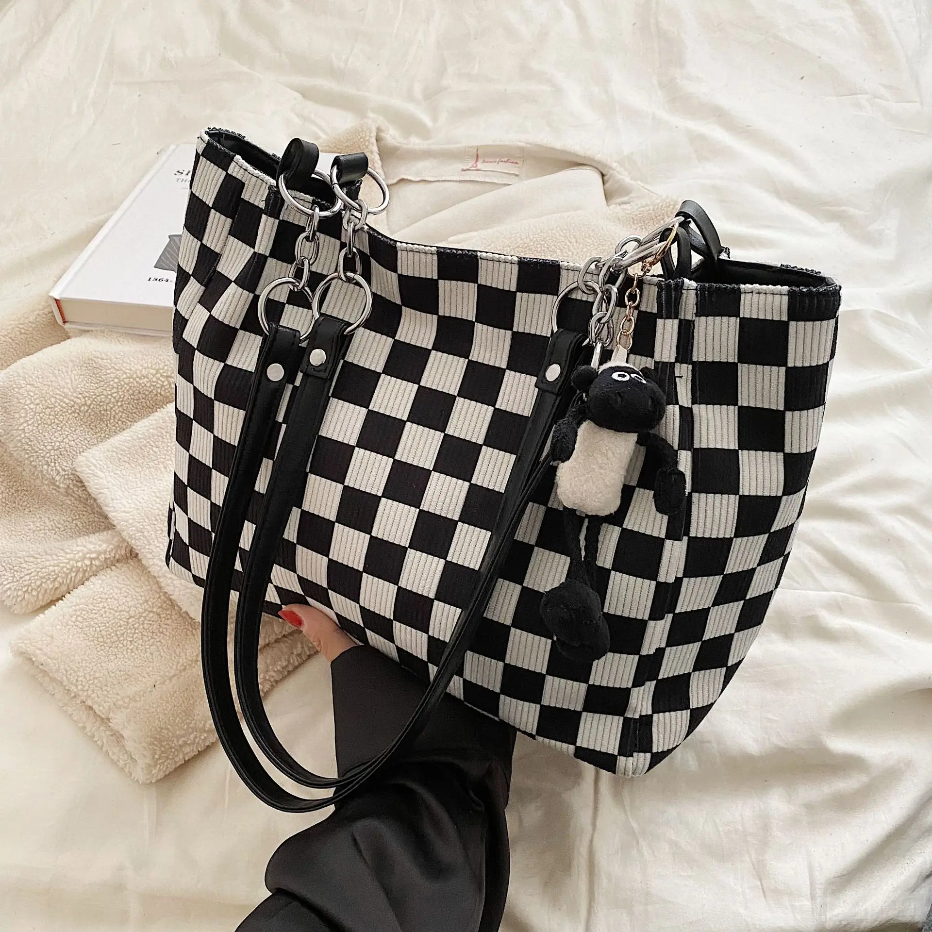 

New fashion foreign style checkered large capacity handbag bag 2023 niche design commuter spring Korean version women's bag