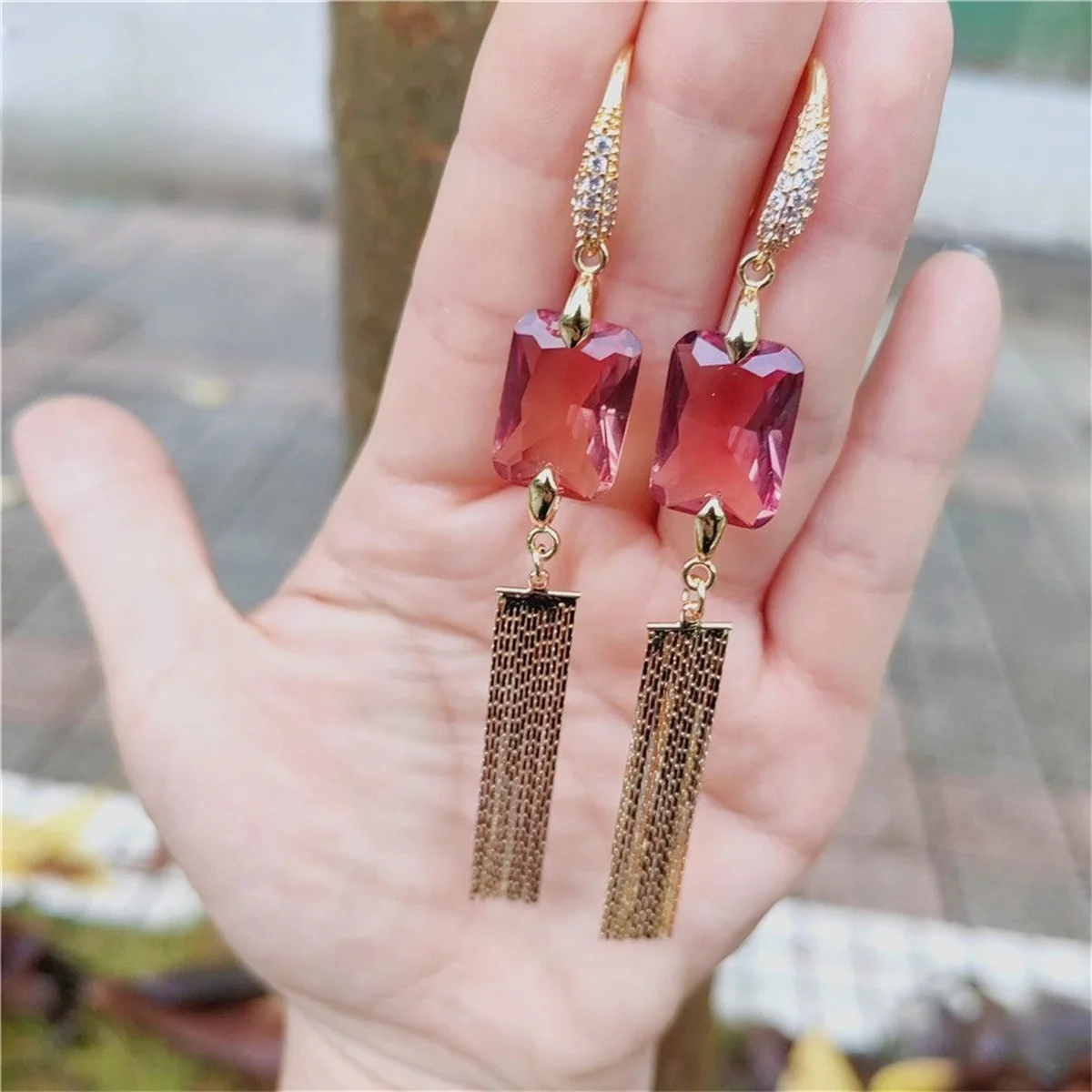 Прямоугольные серьги с султанитом и бриллиантами меняющие цвет в соответствии