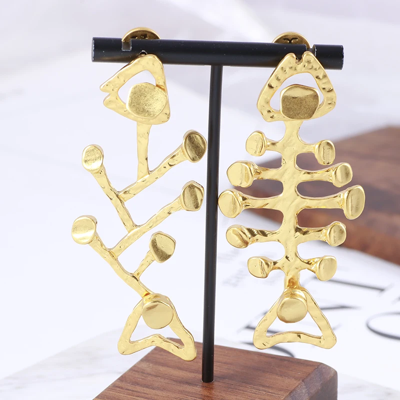 

Fashion heavy texture big extravagant light luxury fishbone earrings