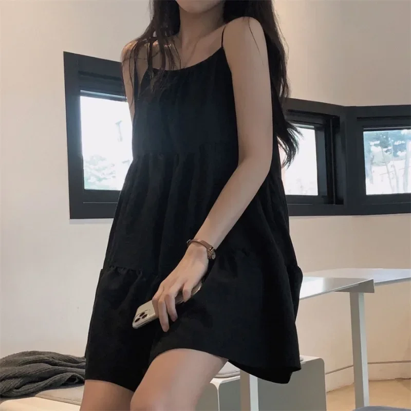 Женское мини-платье на бретельках