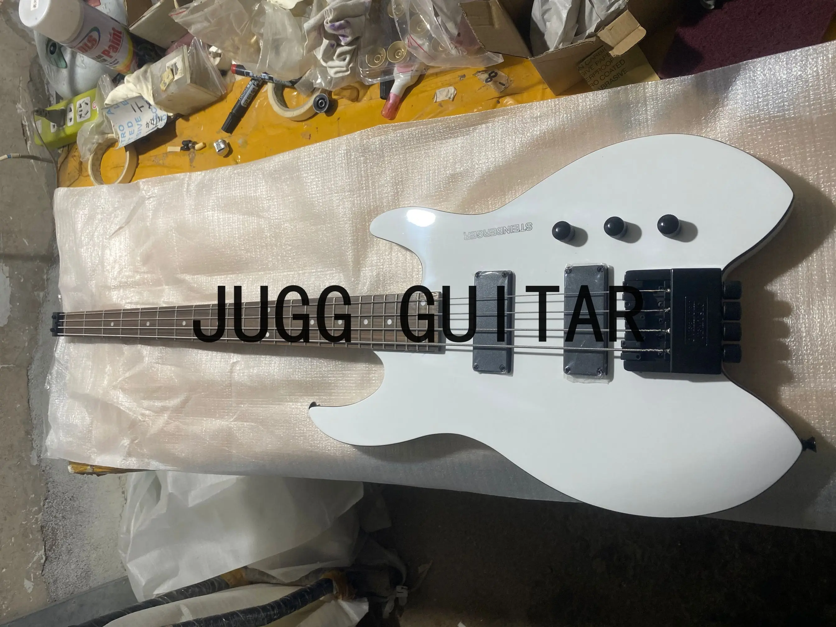 

4 Strings White Headless Electric Bass Guitar China EMG Pickups, Tremolo Bridge & Whammy Bar, Black Hardware