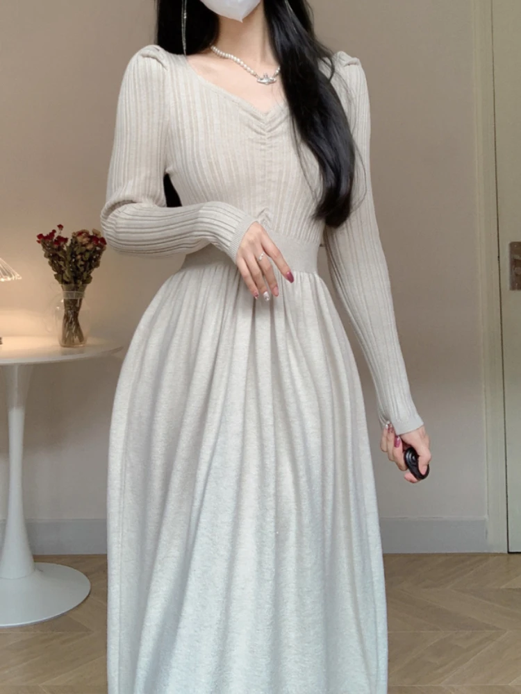 Женское трикотажное платье-свитер с V-образным вырезом