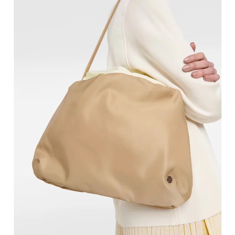 Сумка-клатч на плечо, из нейлона Сумка-клатч на плечо, из нейлона