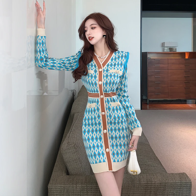 

Трикотажное платье-свитер с V-образным вырезом