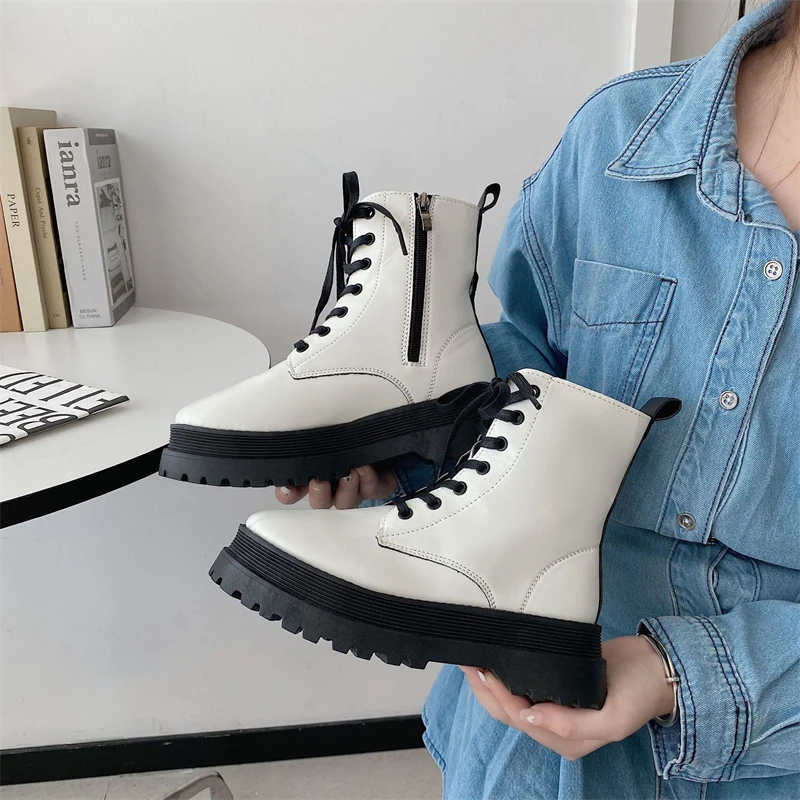 

Женские ботильоны на массивной платформе, белые мотоциклетные ботинки на шнуровке, Осень-зима 2023