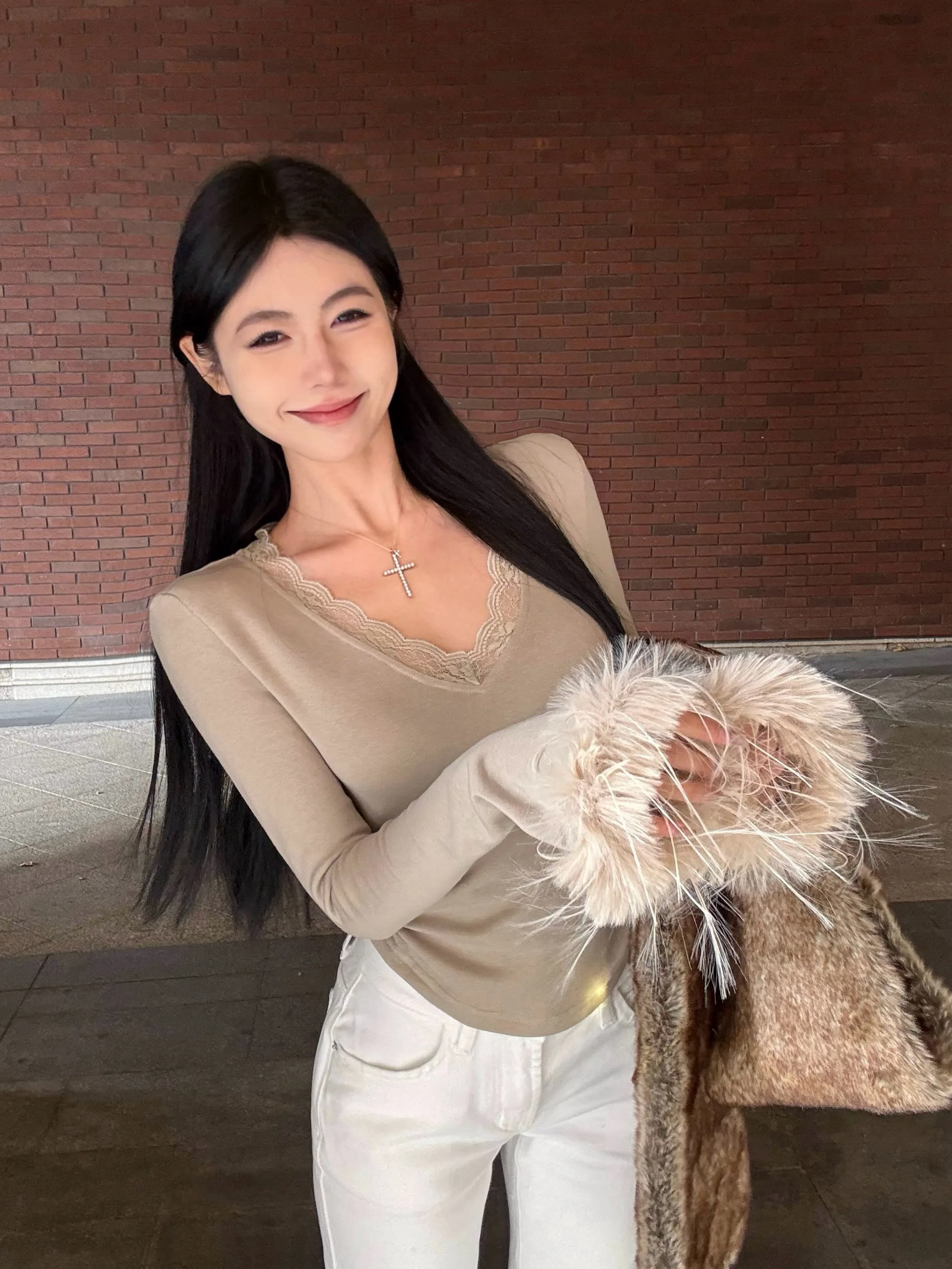 KUSAHIKI меховая лоскутная футболка с v-образным вырезом и длинными рукавами для