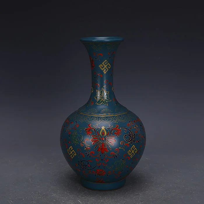 

Qing Yongzheng peacock green glaze enamel flower pattern appreciation vase imitation of official kiln ancient porcelain vase