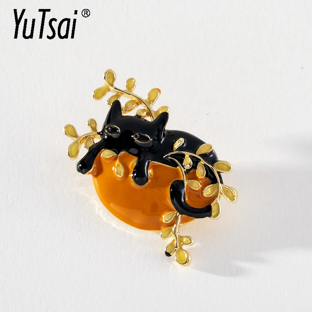 

YUTSAI New Plant Trees Leaf Black Cat Brooch Personality College Style Creative Alloy Brooch for Women Jewelry YT1083