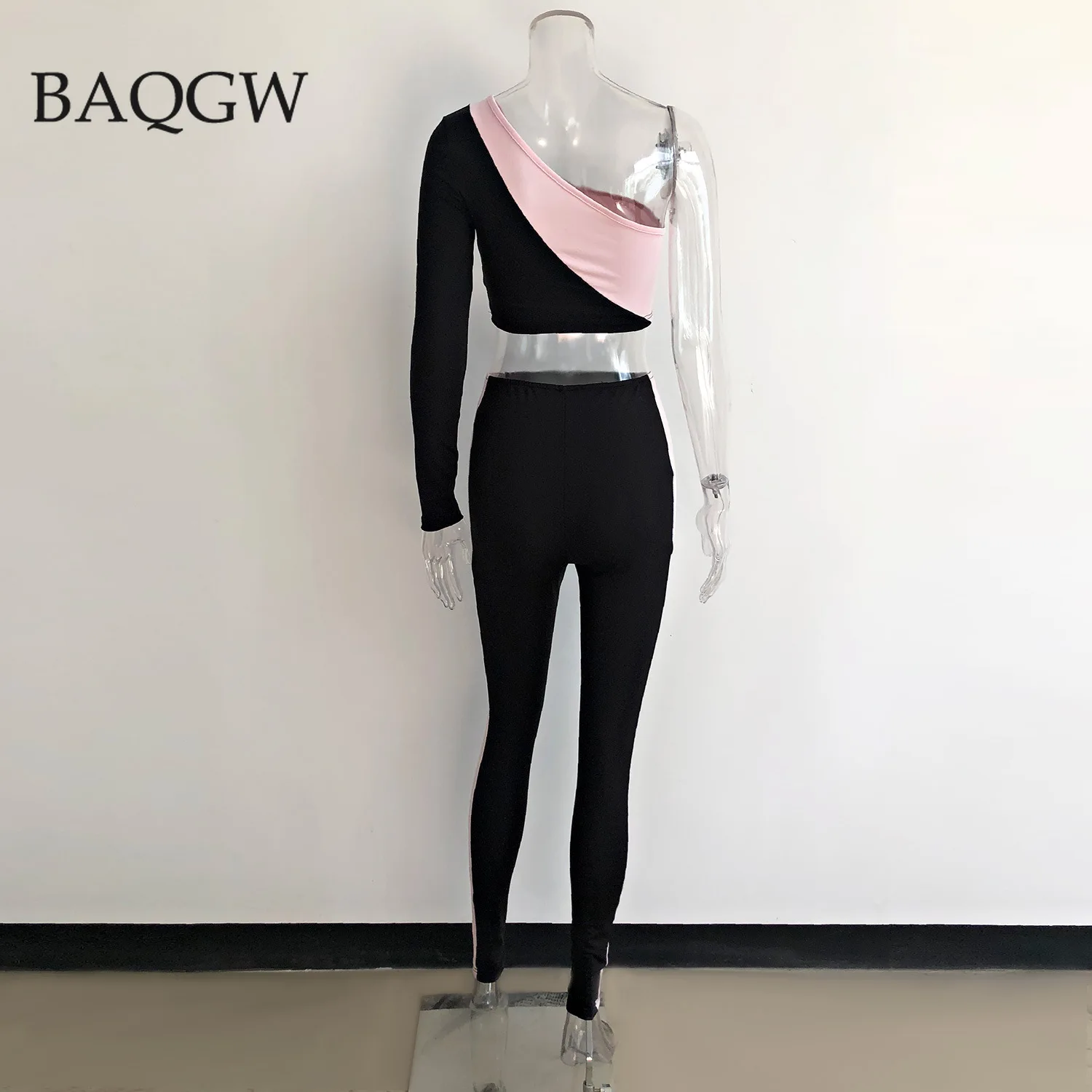 Женский спортивный костюм комплект из двух предметов укороченный топ на одно