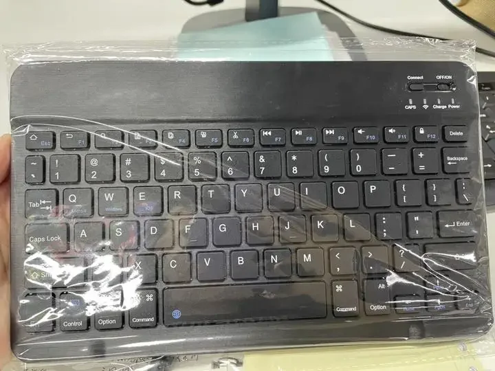 

Черная клавиатура и защитная кожа