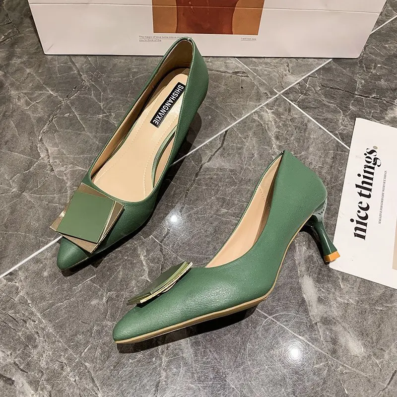 Туфли-лодочки женские из лакированной кожи на каблуке с котятами |