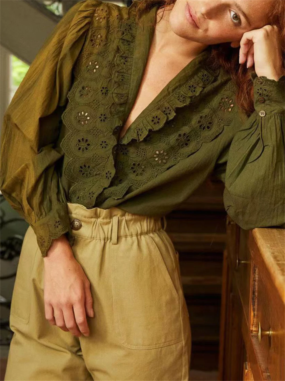 

Женская ажурная блузка с цветочной вышивкой, V-образным вырезом и пышными рукавами, свободная Простая рубашка на одной пуговице, Новинка лета 2023