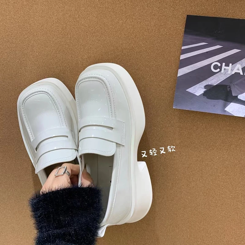 

Туфли женские кожаные на толстой подошве, лоферы, без застежки, обувь в британском стиле на платформе, плоская подошва, для девушек, 2023