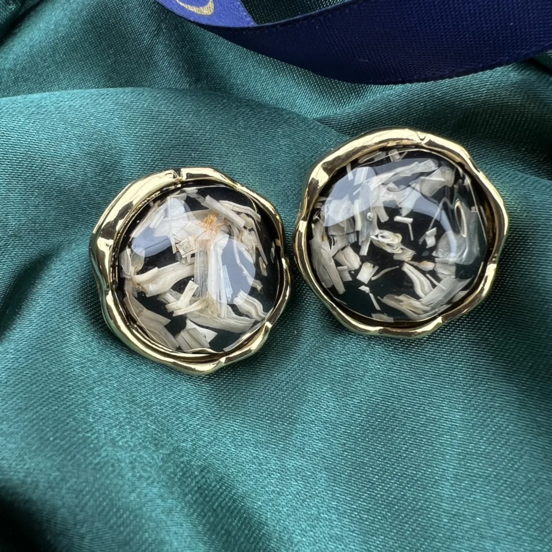 

Medieval vintage wild true plant three-dimensional jelly glazed earrings