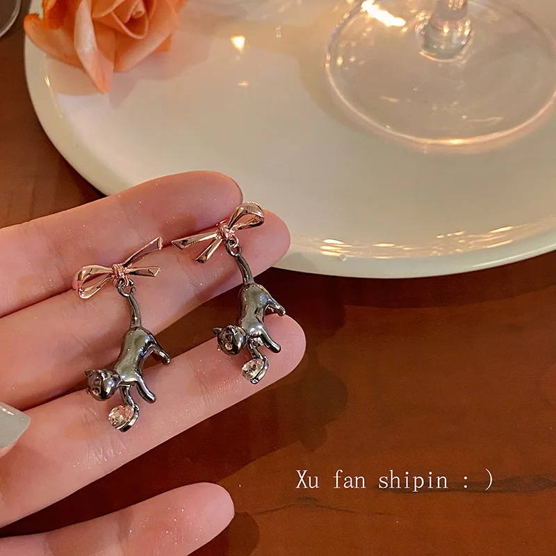 Unique Korean version of the pink black cat bow niche design temperament vintage versatile light luxury ladies earrings