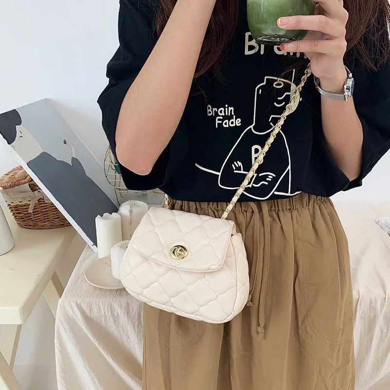 

2022 spring Korean version of new Lingge chain cloud Bag Fashion ins leisure and versatile one shoulder diagonal span small bag