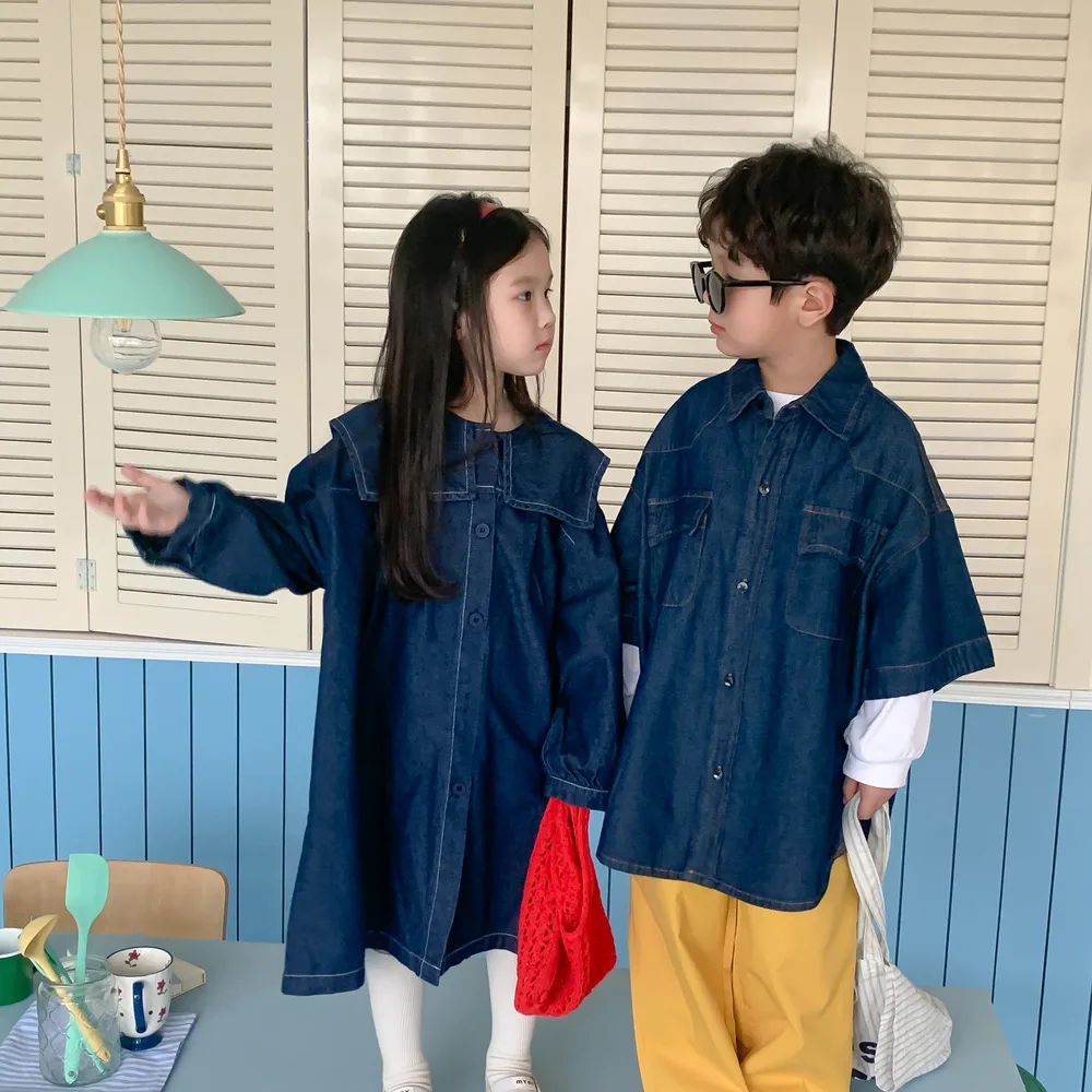 

Рубашка для девочек 2023, Весенняя Корейская однотонная джинсовая рубашка для мальчиков, Повседневное платье с большими лацканами и рукавом для брата и сестры