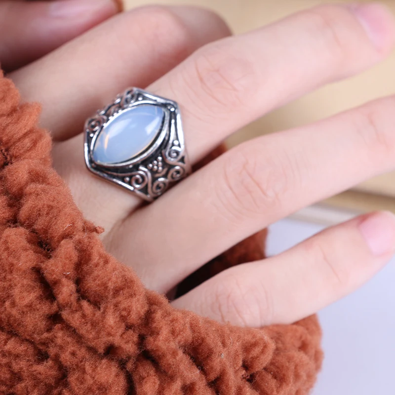 

Vintage Tibetan Big Healing Crystal Rings For Women Man Boho Antique Indian Moonstone Ring Fine Jewelry Girls Ladies Gifts