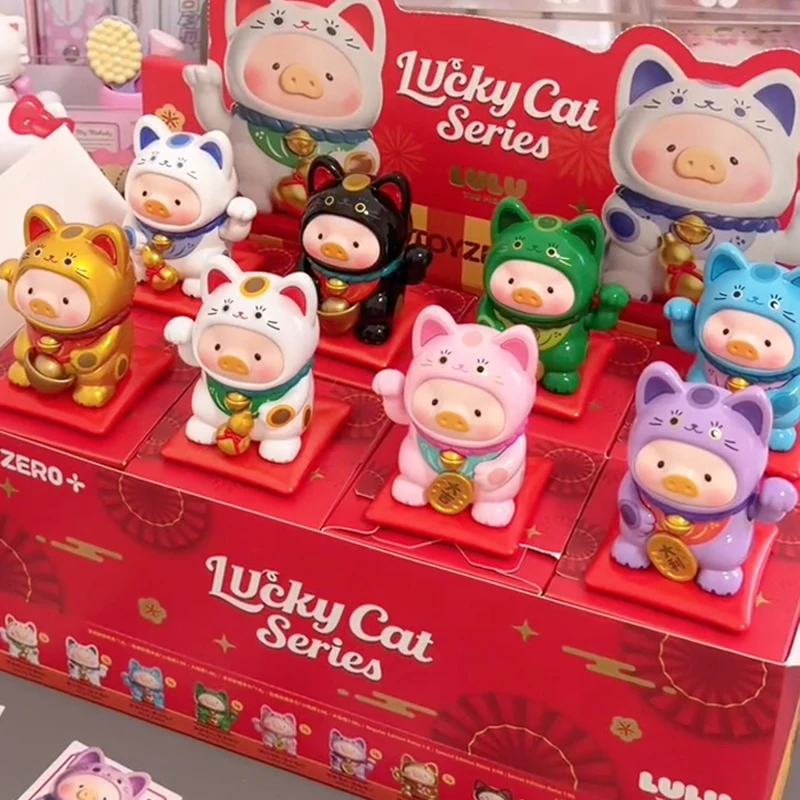 Фото Коллекционные игрушки-сюрпризы серии Lulu The Piggy Lucky Cat: милые аниме-фигурки, куклы-кошки удачи, настольные украшения, подарки №3