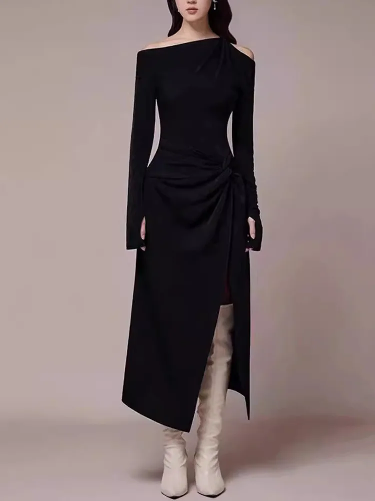 Женское платье трапециевидной формы с диагональным воротником и открытыми