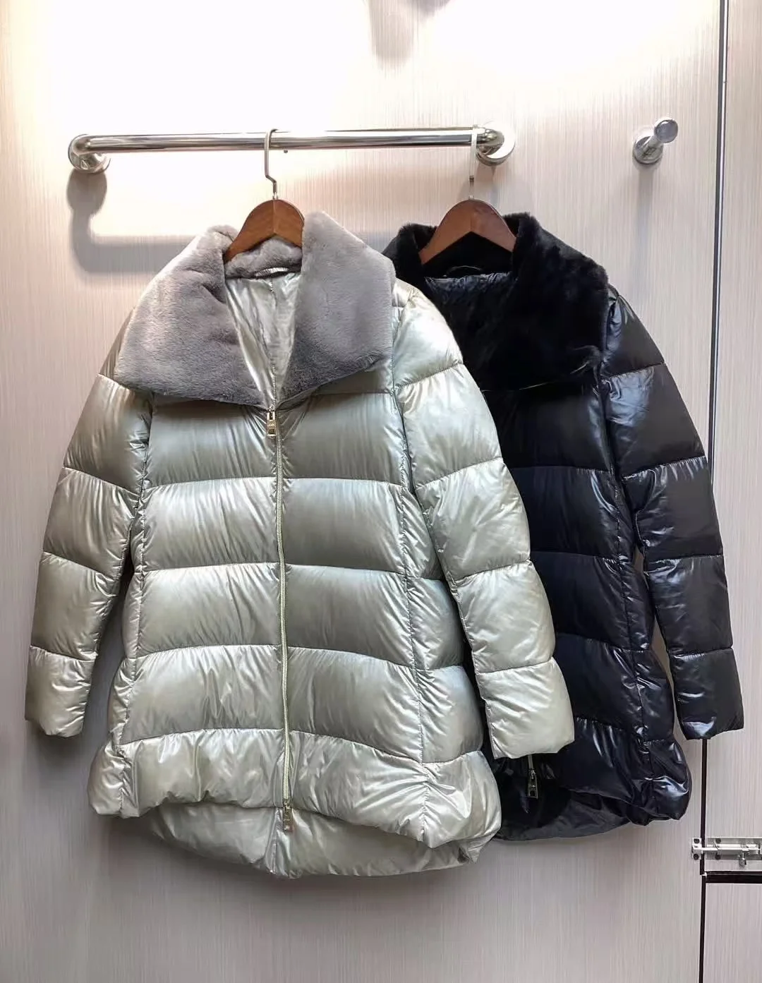 Женский однотонный длинный пуховик на молнии с высоким воротником и