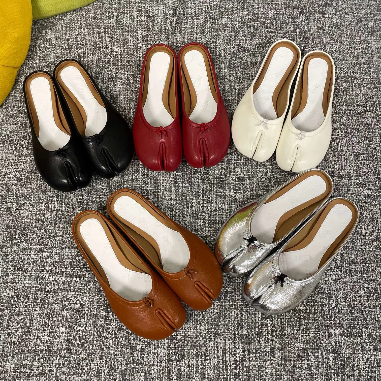 

Genuine Leather Women Tabi Shoes Soft Sheepskin Ladies Shoes Unique Split-Toe Mules Shoes Luxury Design Female Concise Flat Shoe