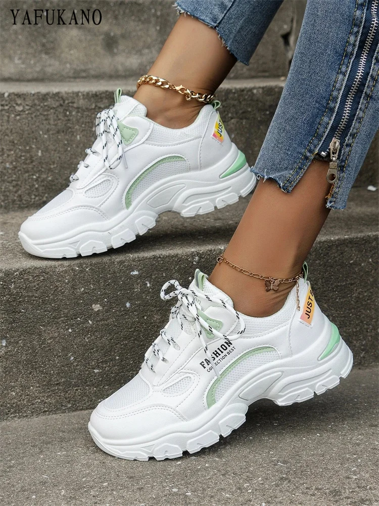 

Кроссовки на шнуровке спереди, с принтом букв