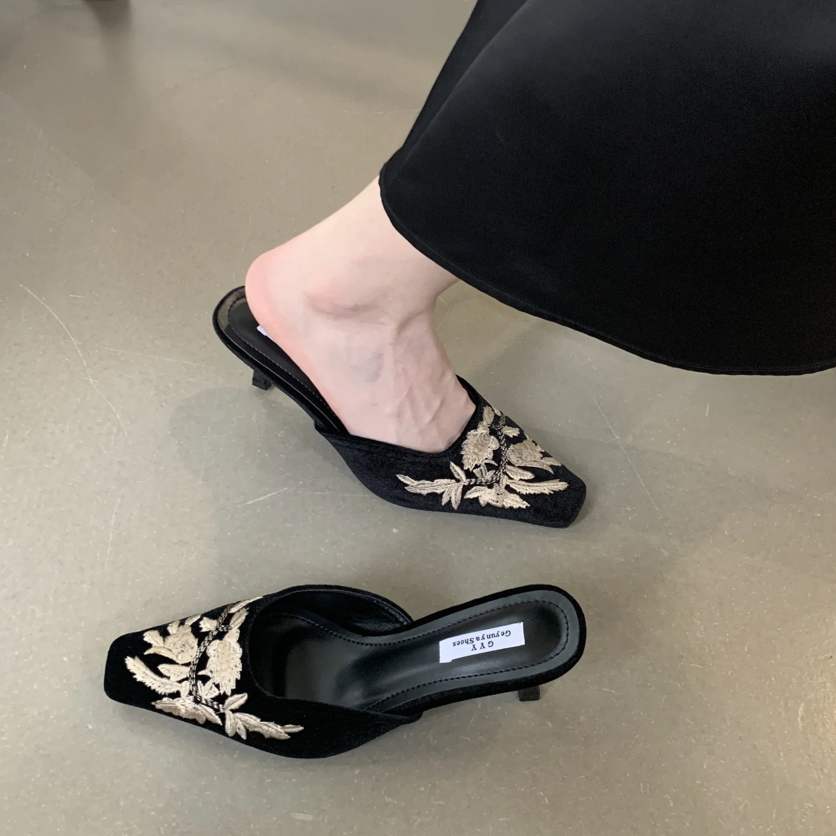 Осень 2024 модные женские замшевые тапочки на высоком каблуке с цветочной вышивкой