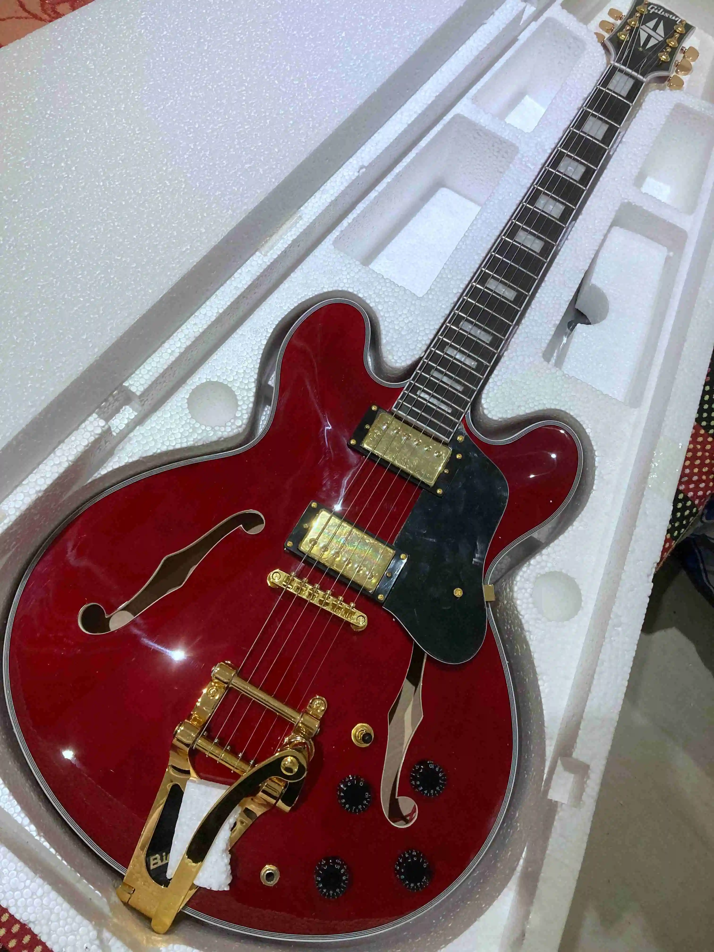 Custom shop электрогитара с красным борным кленовым верхом e. S. 33 5 красной отделкой и