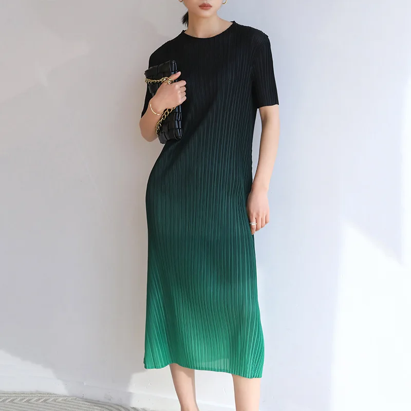 

Miyake pleated gradient dress 2022 summer new short-sleeved straight skirt round neck loose long skirt pleated women