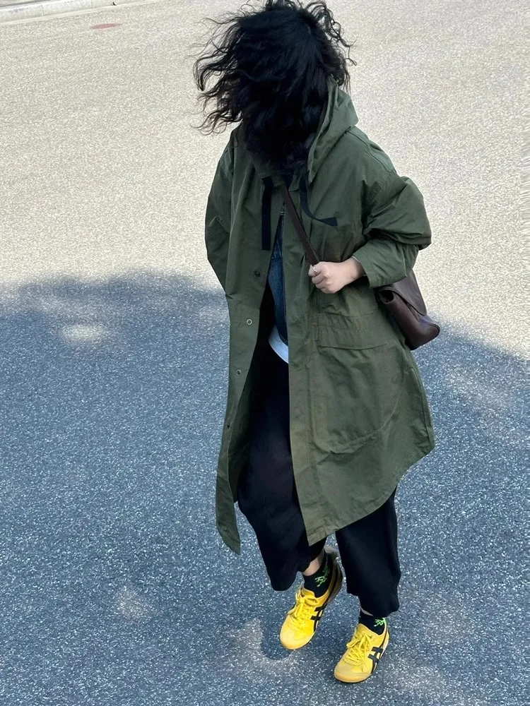 Тренчкот женский длинный армейского зеленого цвета с капюшоном средней длины