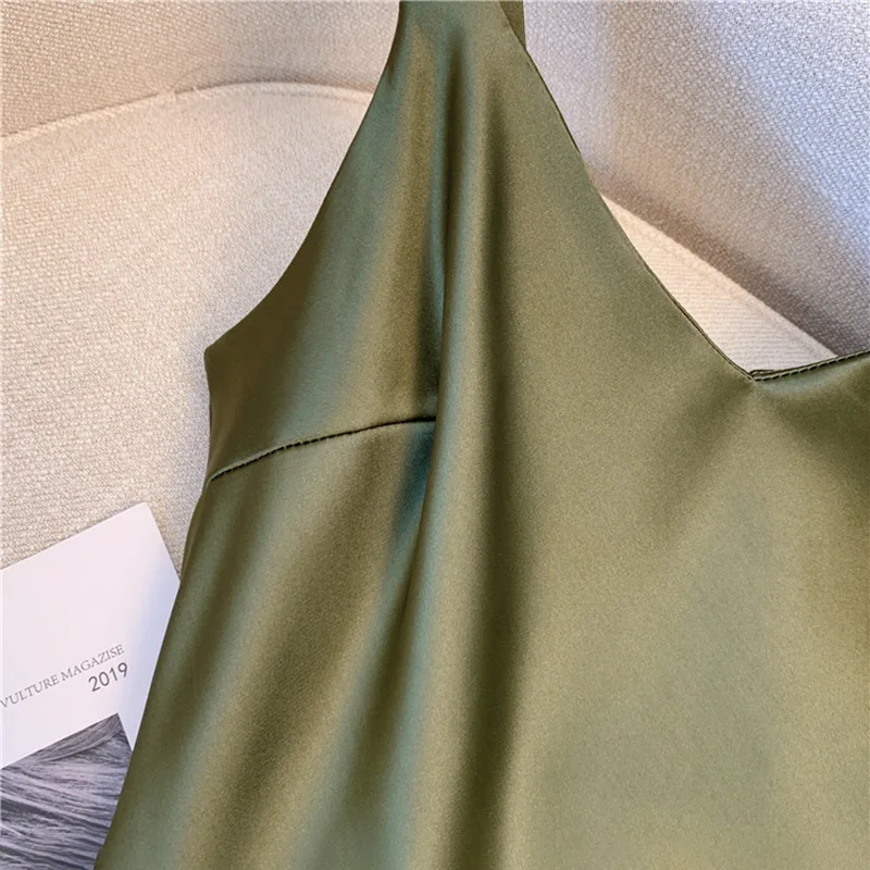 Платье женское атласное с V-образным вырезом и завышенной талией