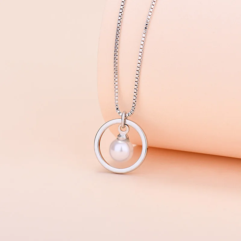 

New 2022 Designer Pearl Necklace Circle Pendant Clavicle Chain