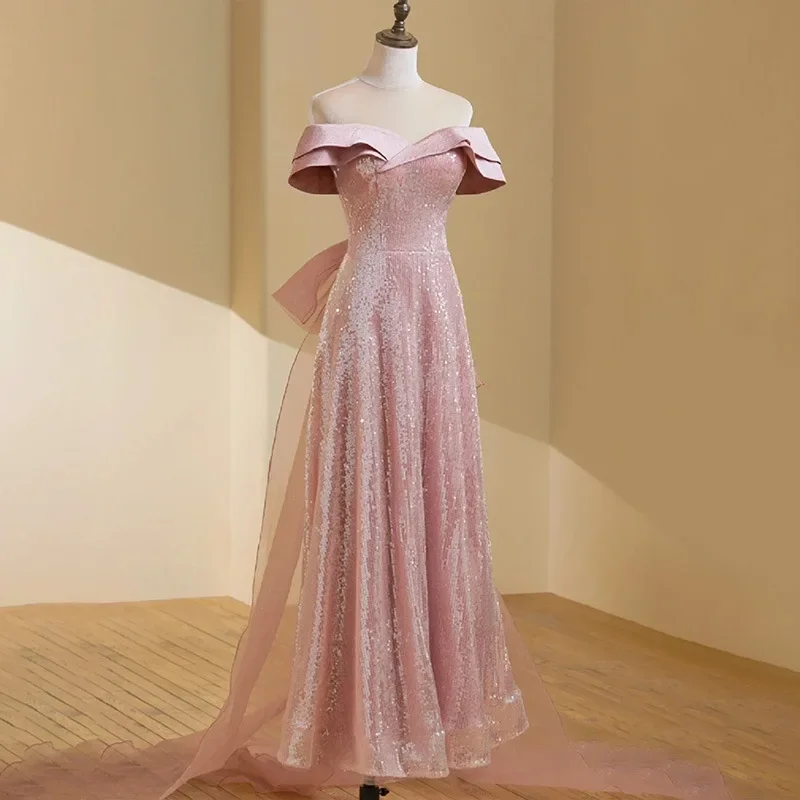 Вечернее платье для ведущего банкета по индивидуальному заказу розовое расшитое