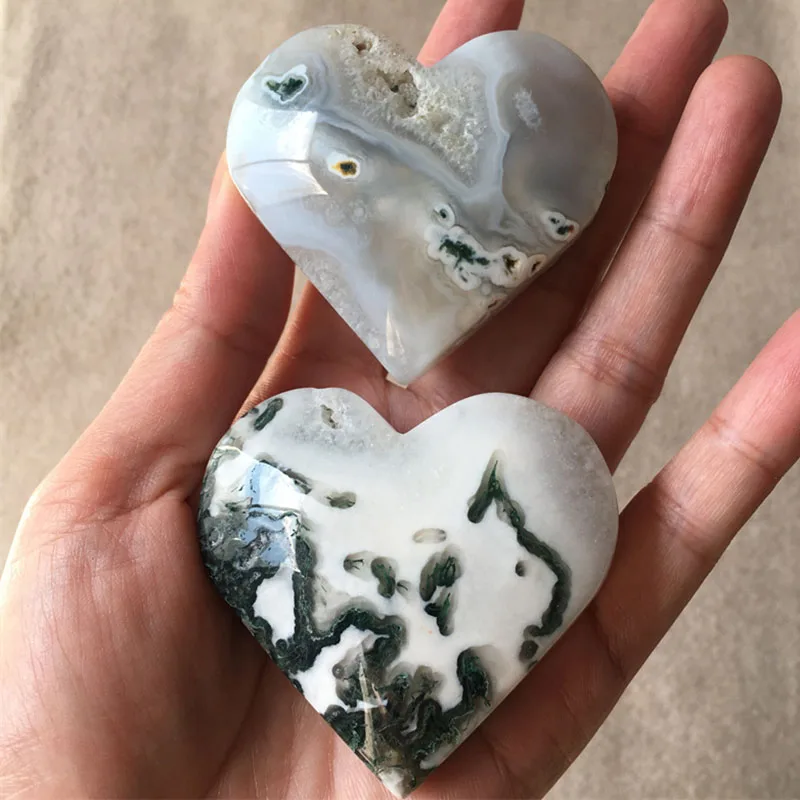 

Два натуральных кристаллов мохового агата в форме сердца