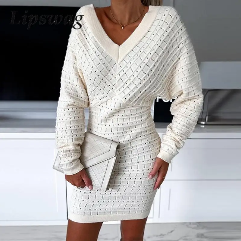 

Женское трикотажное мини-платье с V-образным вырезом