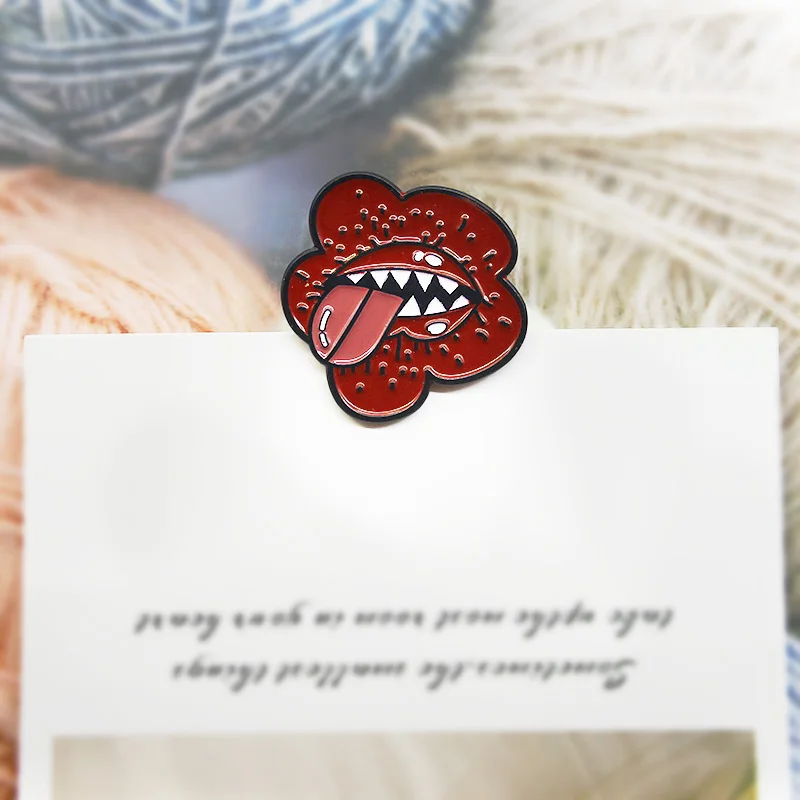 Череп большой рот цветок эмалированные булавки гриб голова скелета красный