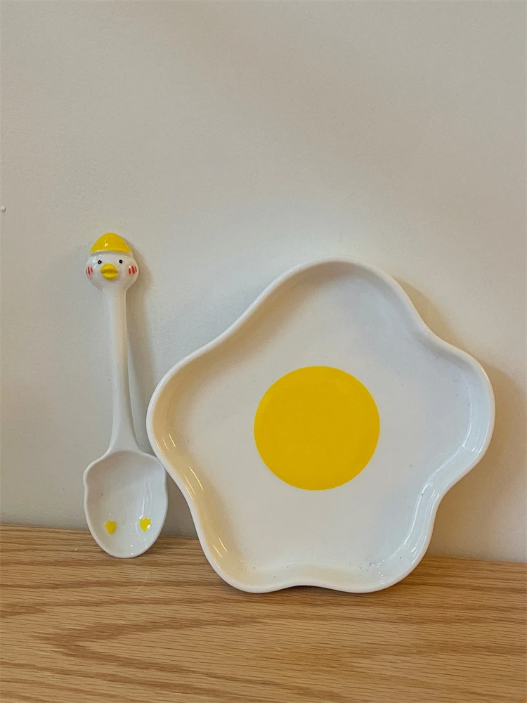 

Симпатичная керамическая тарелка с ручной росписью в виде яичницы