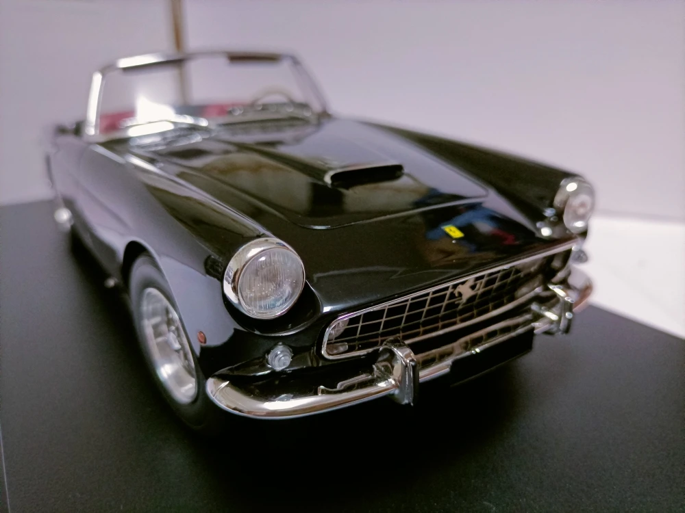Модель автомобиля из полимерного металла в масштабе 1:18 250 GT SII 1960