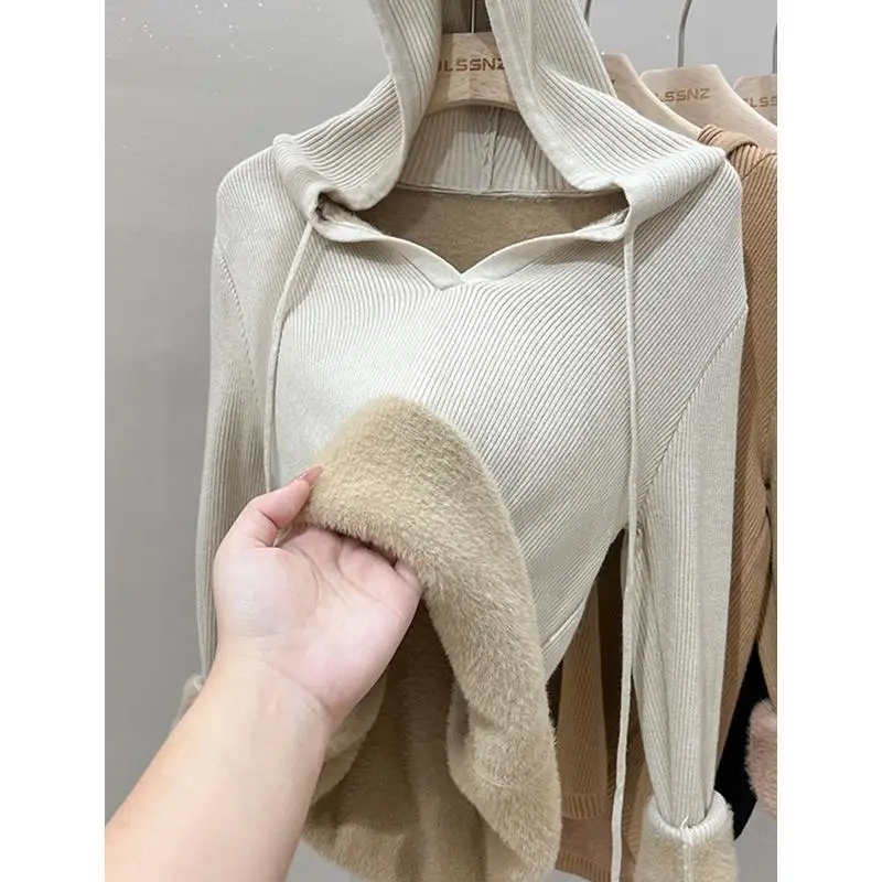 Утепленный свитер с v-образным вырезом на флисовой подкладке из норкового меха