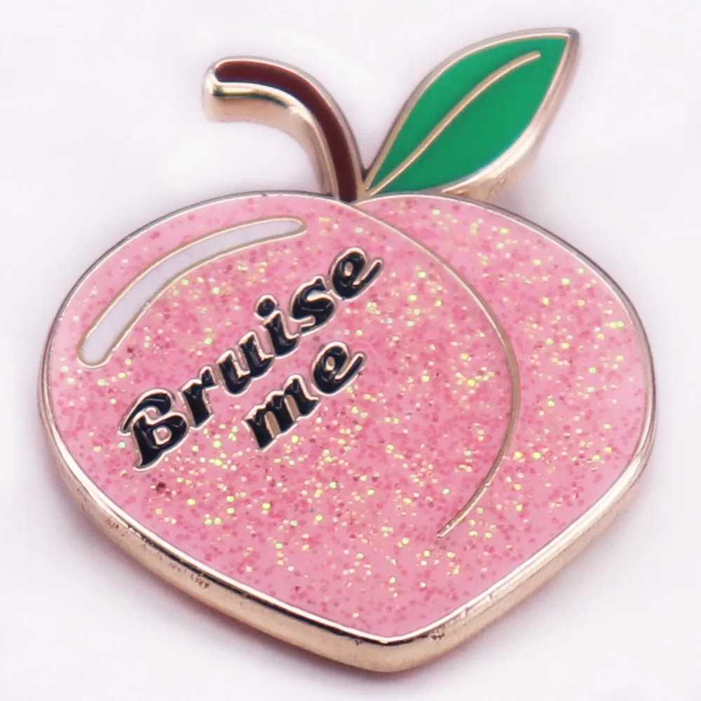 Жесткая эмалированная брошь в виде розового медового персика с блестками