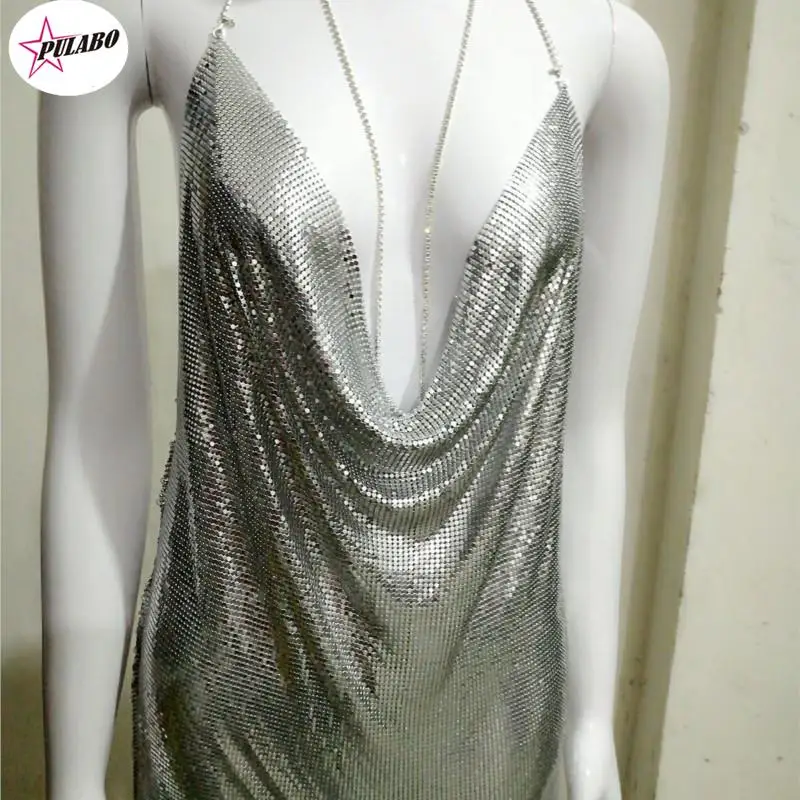 Сексуальное вечернее платье с глубоким V-образным вырезом и золотыми блестками