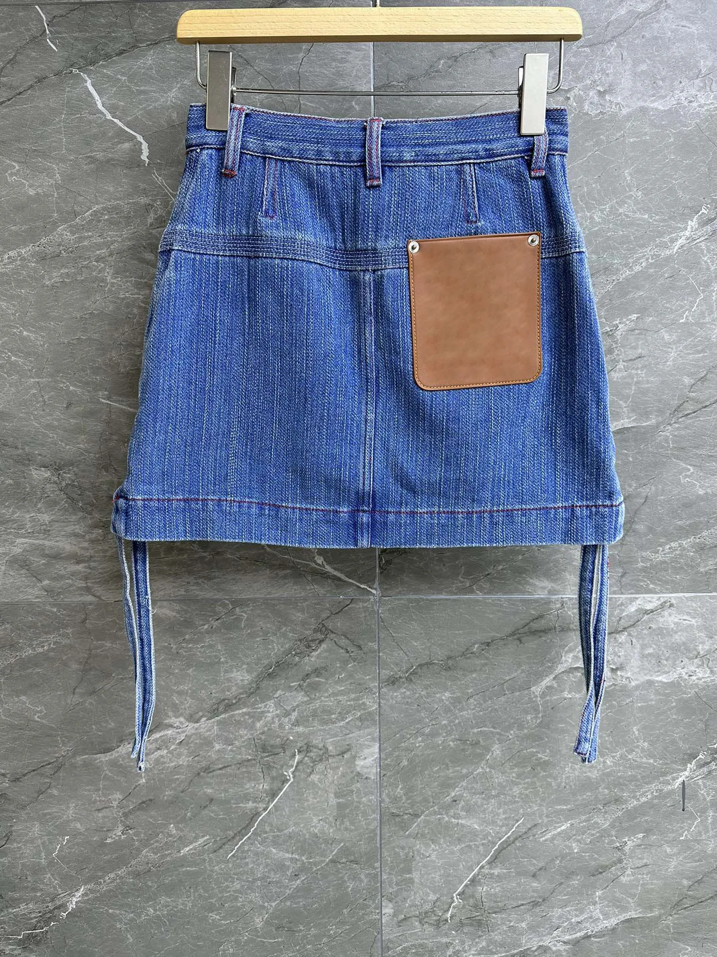 Рисунок 2 - Женская джинсовая юбка А-силуэта