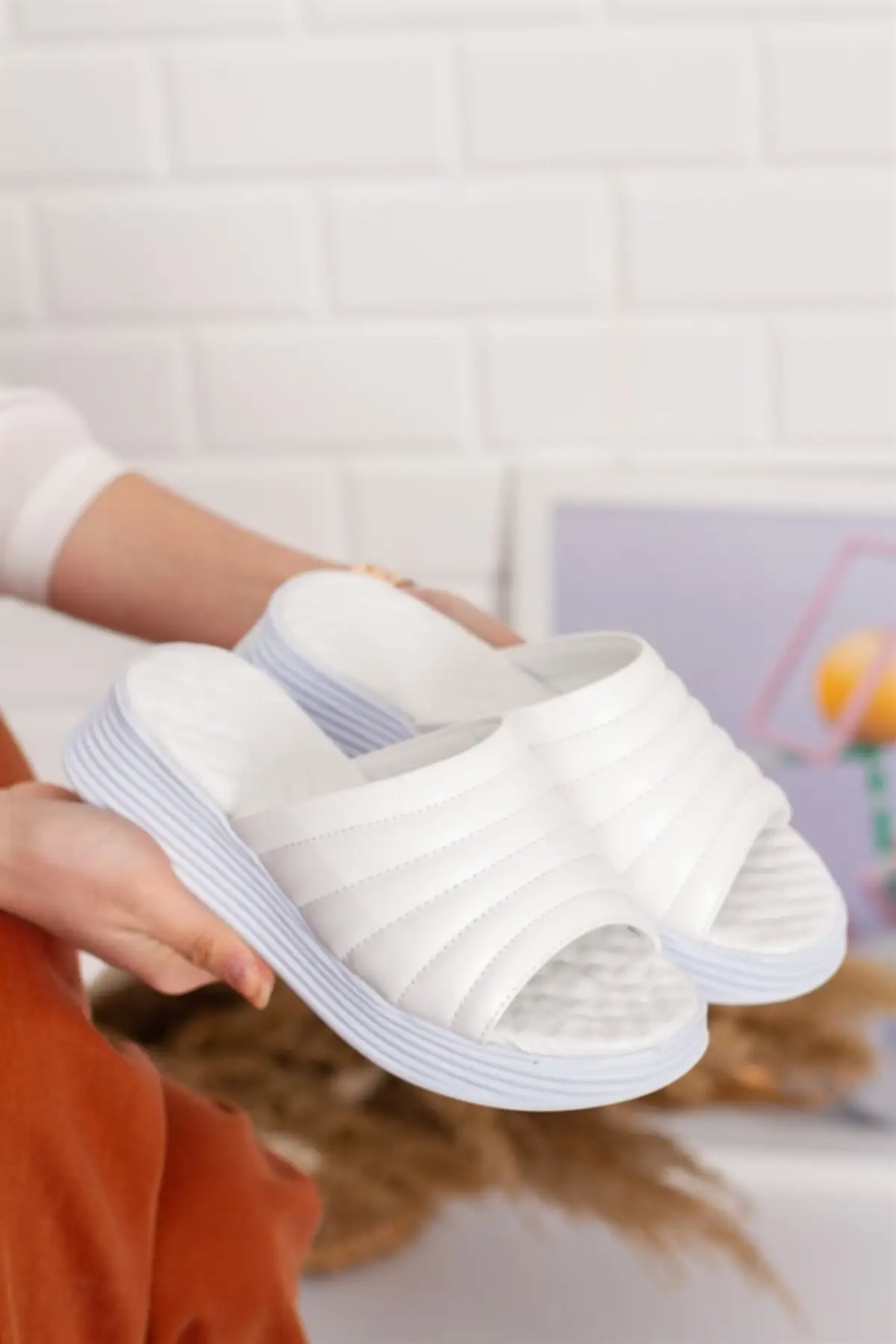 

Women Sandals White Skin Slippers 2022 New Summer Comfort Breathable Casual Quality Ladies Fashion Light Sandals Beach Shoes