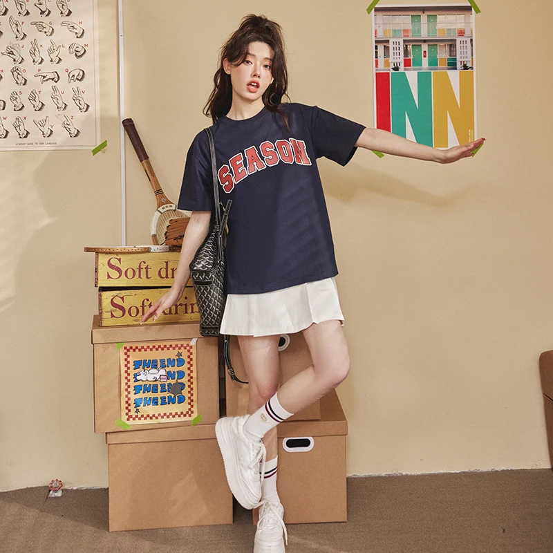 Женская футболка с коротким рукавом круглым вырезом и принтом букв