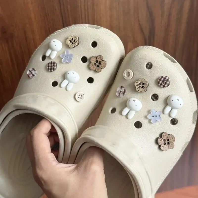 Фото Аниме-шармы в виде кролика и цветка с кнопочной застежкой для обуви Crocs и сабо с отверстиями, украшения для обуви своими руками, подарок для повседневного стиля и использования. №3